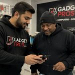 cell-phone-setup-helping-customer